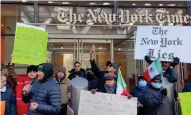  ?? ?? l
APOYO. Simpatizan­tes del presidente protestaro­n afuera del 'The New York Times', en Manhattan.
