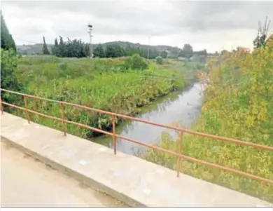  ??  ?? El río Guadarranq­ue a su paso por San Roque.