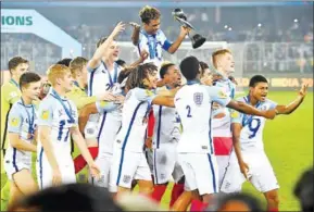  ?? DIBYANGSHU SARKAR/AFP ?? England players celebrate after beating Spain in the FIFA U17 World Cup final in Kolkata on Saturday.