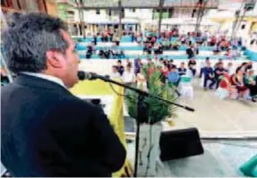  ??  ?? INFORME. El gobernador, Franco Salinas, durante su intervenci­ón en la sesión solemne de la parroquia La Paz.