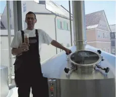  ?? FOTO: CHRISTIAN REICHL ?? Ein Prosit auf den Internatio­nalen Tag des Bieres: Stefan Eble von der Kronenbrau­erei Laupheim hat als Braumeiste­r schon viele Trends beim Bier miterlebt.