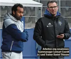  ??  ?? Arbeiten eng zusammen: Teammanage­r Lennart Coerdt (r.) und Trainer Daniel Thioune