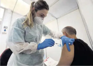  ?? GABRIEL UTIEL ?? Una sanitaria administra la vacuna contra el covid-19 hace unos días a un vecino de la provincia de Castellón.