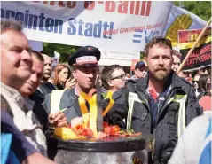  ?? Foto: nd/Ulli Winkler ?? Feuerwehrl­eute waren nicht gut auf den Senat zu sprechen.