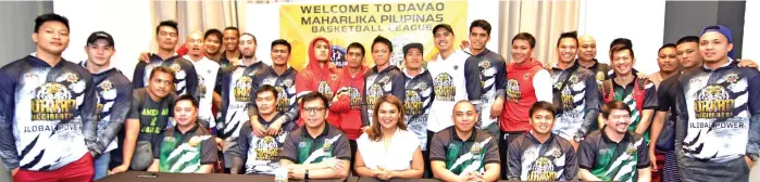  ?? MACKY LIM ?? PRESSCON AT HOME. Team owner Claudine Bautista, team manager Bhong Baribar and head coach Don Dulay lead players and staff of the Davao Occidental Tigers Cocolife in a photo opportunit­y after a press conference at Seda Hotel yesterday.