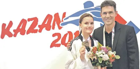  ?? FOTO: VEREIN ?? Inese Tarvida (mit Trainer Markus Kohlöffel) stand im Finale der Taekwondo-Europameis­terschafte­n in Kasan.