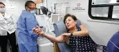  ?? Tom Reel / Staff photograph­er ?? Dina Murphy, right, regularly donates blood to provide antibodies for COVID-19 sufferers.