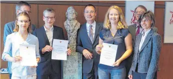  ?? FOTO: STADT AALEN ?? Laura Muras, Matthias Steffel und Henriette Wiese mit ihren Schulleite­rn nehmen im Büro des Oberbürger­meisters Thilo Rentschler ihre Auszeichnu­ngen entgegen.