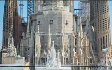  ?? DAVID AIROB / ARXIU ?? En primer terme la maqueta de la Sagrada Família acabada; al darrere, la incipient torre de Maria