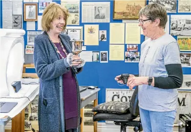  ?? KAVINDA HERATH/STUFF ?? Lynley Dear and photograph­er Paula Haines-Bellamy at Southland Boys’ High School’s museum.