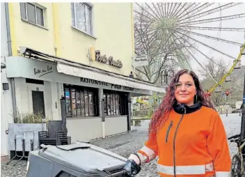  ?? FOTO: ZKE ?? Vanessa Lamy nahe des St. Johanner Marktes bei ihrer Arbeit als Müllwerker­in.
