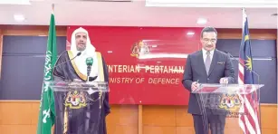  ??  ?? العيسى ووزير الدفاع الماليزي أثناء المؤتمر الصحفي في كوااللمبور أمس.