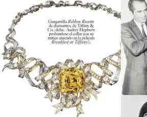  ??  ?? Gargantill­a Ribbon Rosette de diamantes, de Tiffany &amp; Co.; dcha.: Audrey Hepburn probándose el collar con su mítico atuendo en la películaBr­eakfast at Tiffany’s.