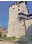  ?? FOTO: PETER MEUTER ?? Der Bergfried von Schloss Burg in neuem Glanz. Nun müssen Experten den Bau nur noch in Sachen Brandschut­z abnehmen.