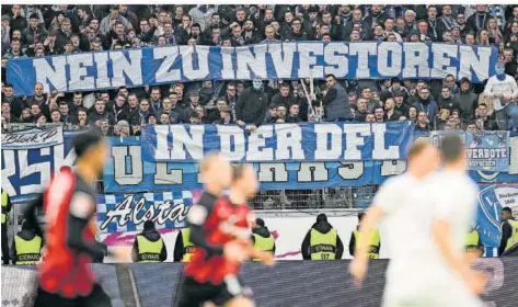  ?? FOTO: DEDERT/DPA ?? Die Fans in der Kurve haben eine klare Meinung und tun diese auch kund – wie hier beim Spiel zwischen Eintracht Frankfurt und dem VfL Bochum.