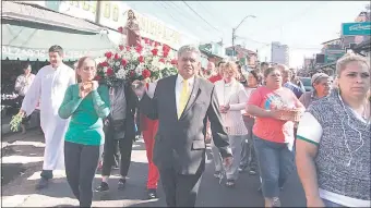  ??  ?? A las 10:00 de ayer se inició la procesión con la imagen del Sagrado Corazón de Jesús, patrono del Mercado 4, por la calle Pettirossi, afectando el trafico vehicular.