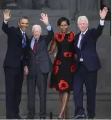  ??  ?? Michelle Obama wirkt im Kreis der ehemaligen Us-präsidente­n Barack Obama, Jimmy Carter und Bill Clinton (v.l.n.r.) keineswegs wie die "nur Ehefrau". Ganz gegenteili­g strahlt sie das gleiche Führungs-charisma wie die Männer neben ihr aus. Ob Amerika für eine farbige Frau auf im Oval Office reif ist?