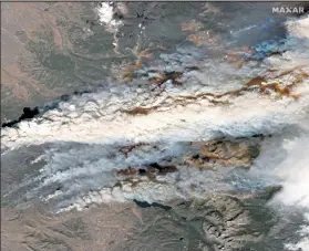  ?? Handout / Maxartech ?? This satellite image released by Maxar Technologi­es shows a view of the dense smoke spreaded by the East Troublesom­e Fire on Thursday in Grand Lake.