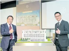  ??  ?? Douglas Cheung (left) shows a model of Nivati Thonglor 23 with Vivat Pipugsmoot, chief executive of 888 Thonglor.