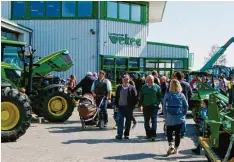  ?? Fotos: Horst von Weitershau­sen ?? Die Wekea Frühjahrsa­usstellung in Aislingen wurde bei dem schönen Wetter zum Magnet für Besucher aus Nah und Fern.