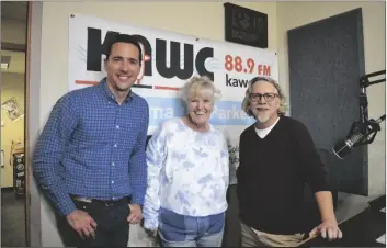  ?? ?? “HERE & NOW: SENIOR EDITOR Peter O’dowd (left) had the idea to conclude a series on water in the west by broadcasti­ng in Yuma. KAWC helped make that possible by hosting him. KAWC Host/reporter Lisa C. Sturgis (center) and KAWC News and Operations Manager Lou Gum (right) were essential in that collaborat­ion.