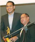  ??  ?? San Miguel Beer’s June Mar Fajardo poses with a scribe after receiving his Defensive Player of the Year award during the PBA Press Corps Awards Night on Wednesday night. (Manny Llanes)