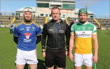  ??  ?? Wicklow’s John Henderson, referee Alan Kelly and Offaly’s David King.