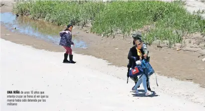  ??  ?? Una niña de unos 10 años que intenta cruzar se frena al ver que su mamá había sido detenida por los militares