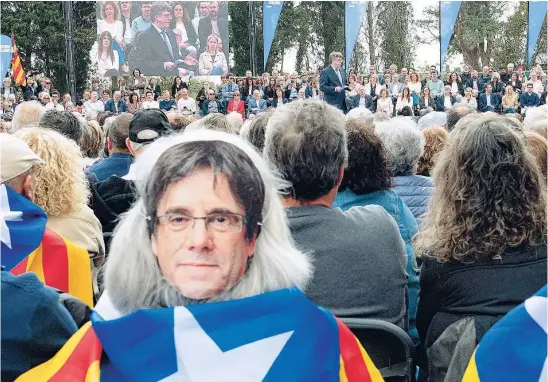  ?? EP ?? Mitin de Carles Puigdemont en la localidad francesa de Elna en el que presentó los nombres de la candidatur­a de Junts per Catalunya