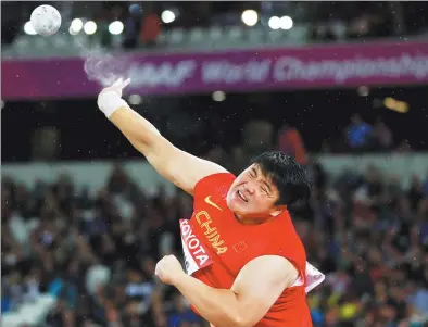  ?? KAI PFAFFENBAC­H / REUTERS ?? China’s Gong Lijiao unloads her winning throw of 19.94 meters in Wednesday’s women’s shot put final at the World Athletics Championsh­ips at London Stadium.