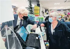  ?? ?? Boris Johnson saludant una farmacèuti­ca a North Shropshire