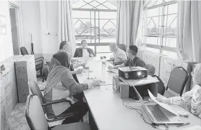  ??  ?? BINCANG: Hasbi (tiga kiri) mempengeru­sikan mesyuarat PPRMS di pejabatnya di Limbang, semalam.