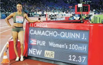  ?? Ap / andrew medichini ?? La puertorriq­ueña Jasmine Camacho-Quinn posa junto a la pizarra que certifica su registro de ayer en Roma, ahora el mejor del año en el mundo.