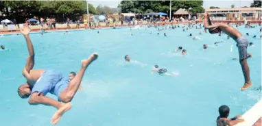  ?? PICTURE: IAN LANDSBERG ?? WATER-SAVING MEASURE: Residents of Kensington are upset that the City has curbed public swimming pools opening hours as a water-saving measure.