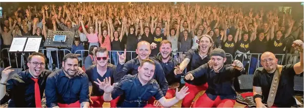  ?? FOTO: BECKER & BREDEL ?? Zum zehnjährig­en Bestehen der Band „Die Konsorten“strömten am 8. April 2017 mehr als 1500 Fans in die Fischbachh­alle in Fischbach, wo die Gruppe herstammt. Die plante für 20. Juni 2020 das größte Projekt ihrer Geschichte: Ein Open-Air-Konzert für 2000 Besucher auf dem Sportplatz in Quierschie­d. Das musste aber wegen der Corona-Krise auf 2021 verschoben werden.