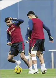  ?? FOTOS: PERE PUNTÍ/FCB ?? Lewandowsk­i y Koundé, serios en el entrenamie­nto. Arriba, Lamine y Cancelo en un rondo. Abajo, pedri firma autógrafos anoche en Vigo