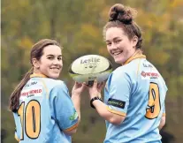  ?? PHOTO: PETER MCINTOSH ?? Bright pair . . . University women’s rugby players Rosie Kelly (left) and Rosie Buchanan Brown.