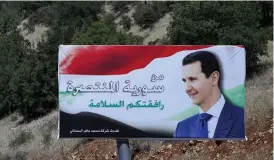  ?? FOTO: TT-AP/HASSAN AMMAR ?? Välkommen till det segerrika Syrien, hälsar president Bashar al-Assad på en skylt som rests på gränsen mellan Syrien och Libanon.