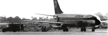  ?? Archivfoto: dpa ?? Das am 13. Oktober 1977 entführte Flugzeug „Landshut“nach der Landung in Mogadischu.