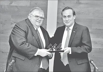  ??  ?? El gobernador del Banco de México, Agustín Carstens, al recibir el reconocimi­ento de manos del presidente del Consejo Coordinado­r Empresaria­l, Juan Pablo Castañón ■ Foto CCE