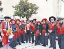  ?? ?? José María, el torero, con el grupo de petanquero­s.