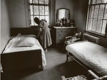  ?? Richard Pipes / Staff file photo ?? A patient makes her bed at Rusk State Hospital in 1967. On Jan. 12, 2015, another patient, Don Wallace, was assaulted and later died from his injuries.