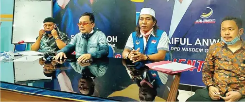  ?? LUDRY PRAYOGA/JAWA POS ?? KLARIFIKAS­I: Nur Hudi (dua dari kanan) dan Irfan Choirie (dua dari kiri) memberikan keterangan di kantor Nasdem kemarin.