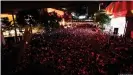  ??  ?? Manifestan­tes protestan para exigir la renuncia del gobierno, Bangkok, Tailandia (15.10.2020)