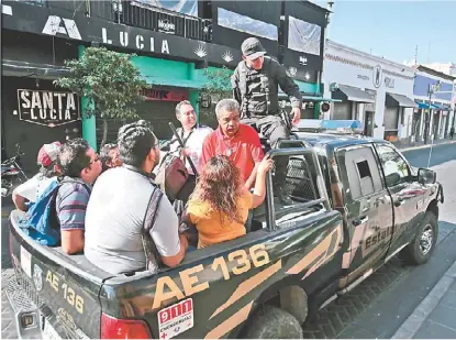  ?? FERNANDO CARRANZA ?? Particular­es, dependenci­as, policías y bomberos se solidariza­ron para trasladar a los afectados