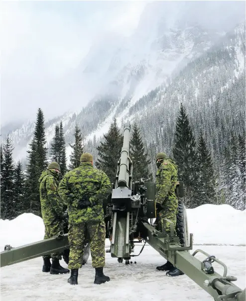  ?? GAVIN YOUNG / POSTMEDIA NEWS FILES ?? Members of the Canadian Forces 1st Royal Canadian Horse Artillery B Battery conduct a demonstrat­ion on how, in conjunctio­n with Parks Canada, they use a 105 mm howitzer to control avalanches in the Rogers Pass.