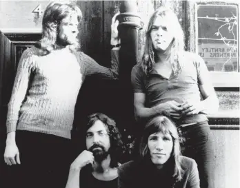  ?? FOTO: IMAGO ?? Die Band Pink Floyd 1974: Richard Wright (oben links), David Gilmour (o.r.), Roger Waters (unten l.) und Nick Mason (u.r.) feiern auf Tour ihr legendäres Album „The Dark Side of The Moon“.