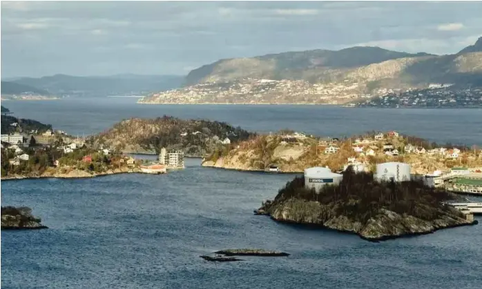  ?? FOTO: KYTE EIENDOM ?? SELGER HOLMEN: Her mellom Storholmen (til høyre) og Knektholme­n (til venstre) sto det som i sagnet blir beskrevet som Norges største sjøslag. Nå er øyen til salgs.