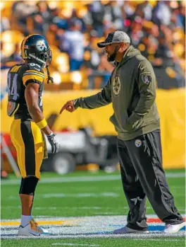  ??  ?? INDICACION­ES. Mike Tomlin plática con Brown durante un partido.