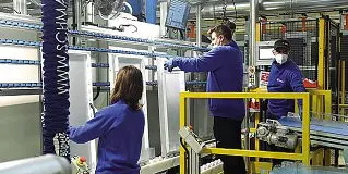  ?? ?? Fermata Operai al lavoro nelle postazioni lungo la linea di produzione hi-tech Genesi ●